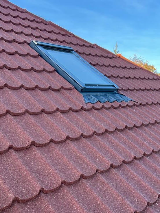 Echipă BoodyRoof Construct montând acoperiș cu țiglă metalică în Prahova